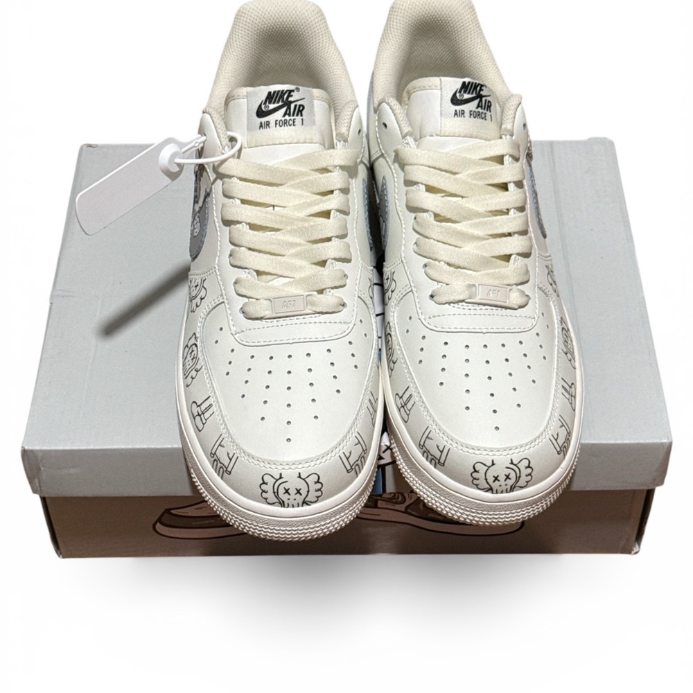 Men’s Nike Air Force 1 KAWS Sneakers 11 mens - Picture 2 of 7